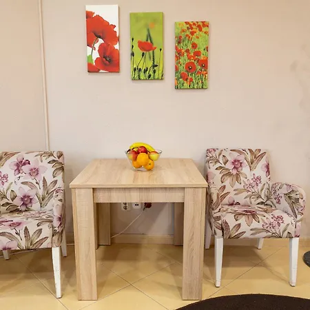Aura موستار